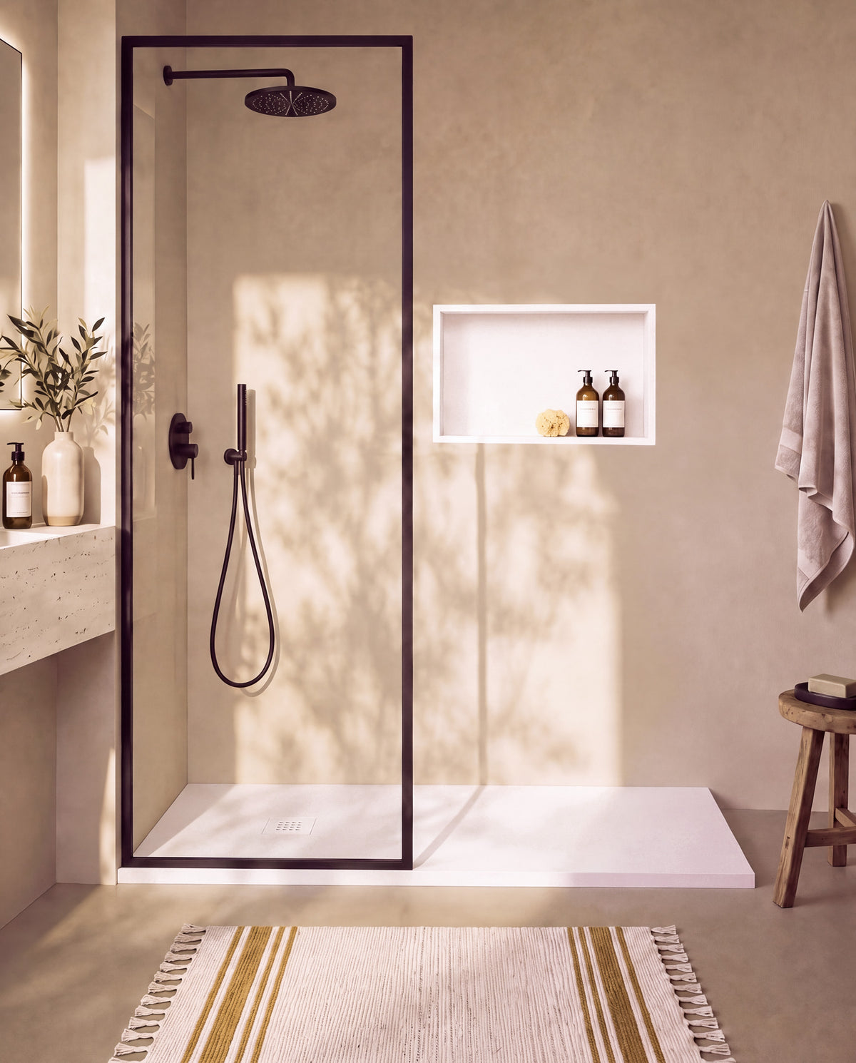 Arvi receveur de douche résine Blanc – avec niche de douche Ebra 1 grande étagère sans éclairage Blanc, grille d’évacuation blanche, vue de face