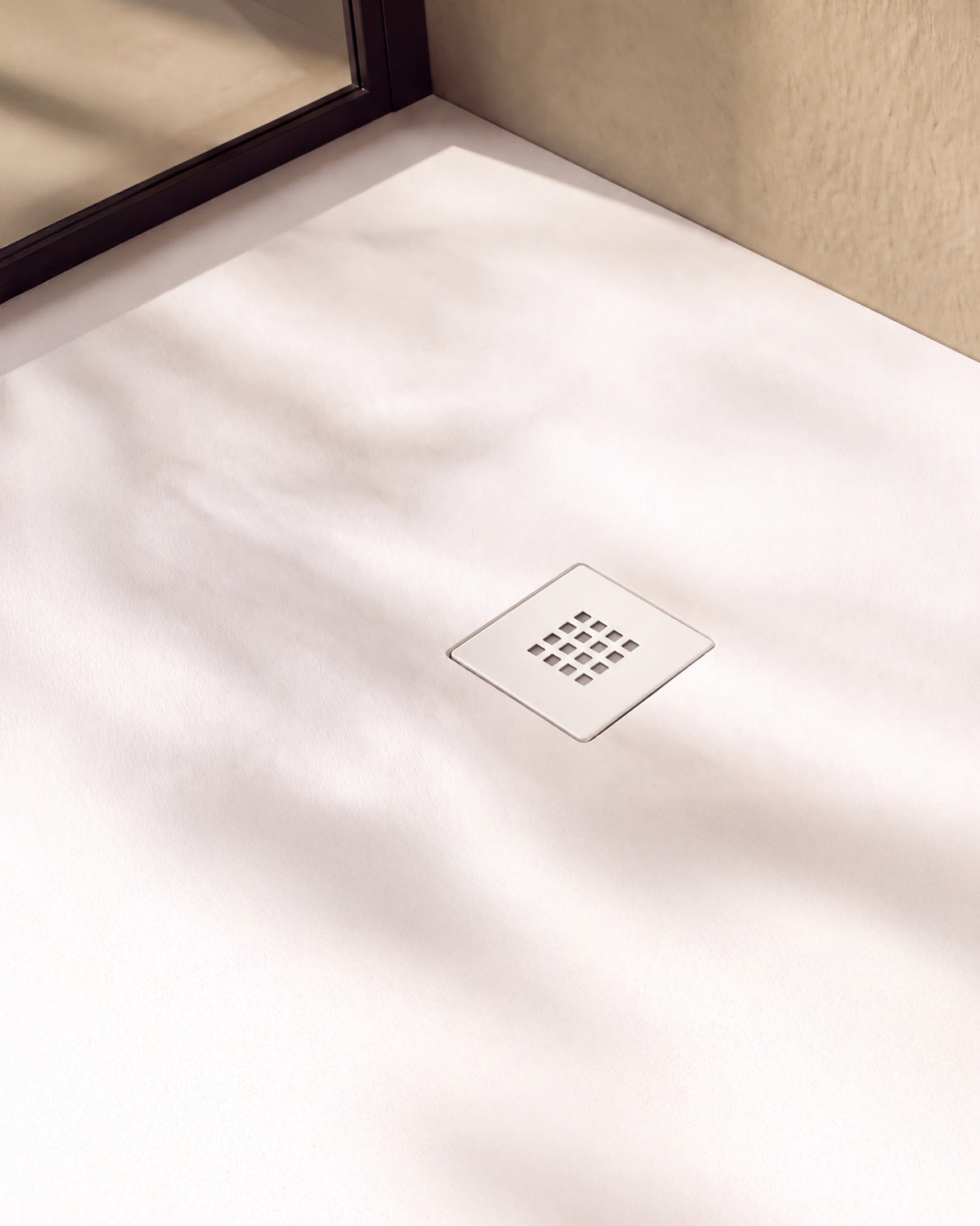 Arvi receveur de douche résine Blanc – avec niche de douche Ebra 1 grande étagère avec éclairage Blanc, grille d’évacuation blanche, vue de détail