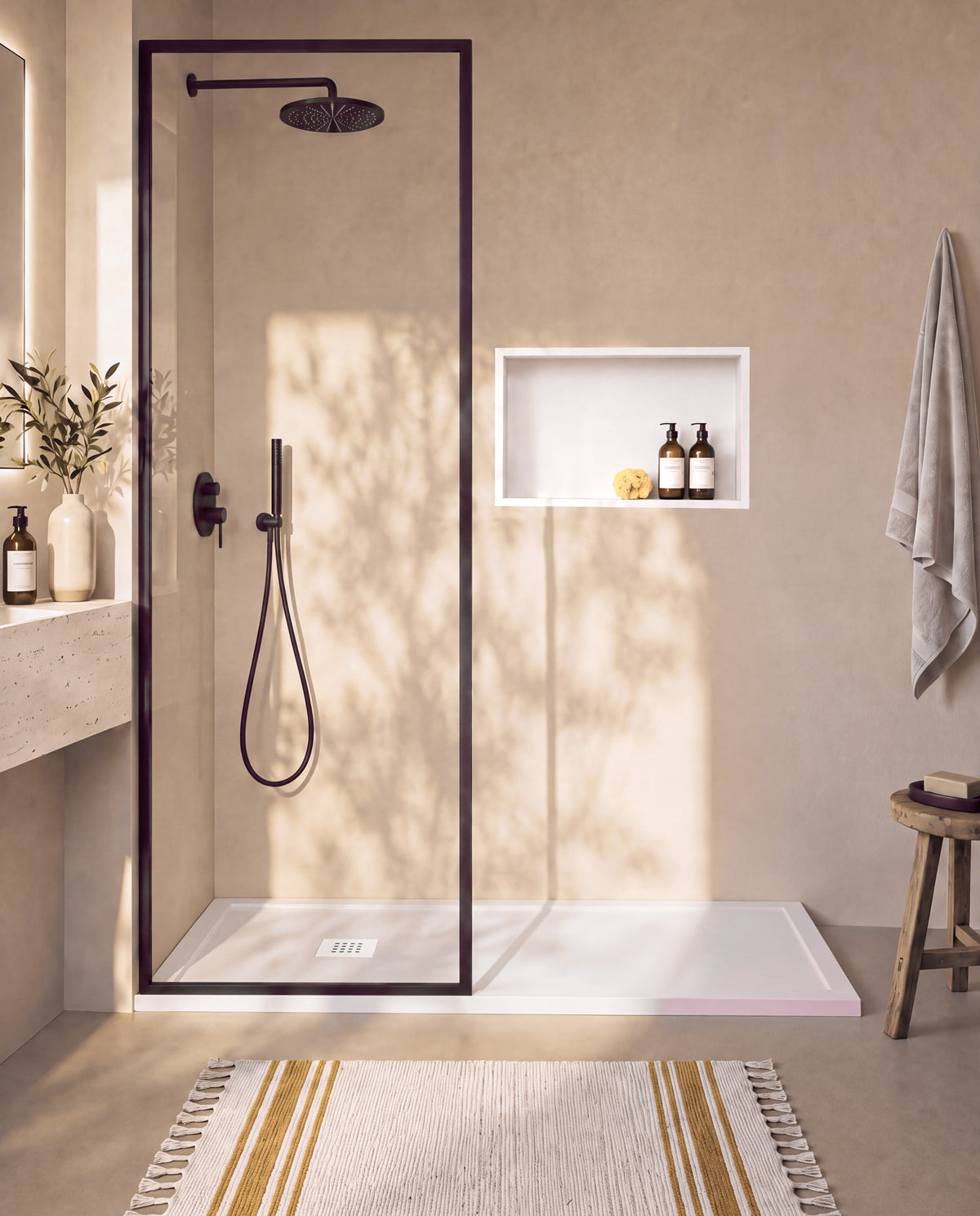 Arvi Marco receveur de douche résine Blanc – avec niche de douche Ebra 1 grande étagère sans éclairage Blanc, grille d’évacuation blanche, vue de face